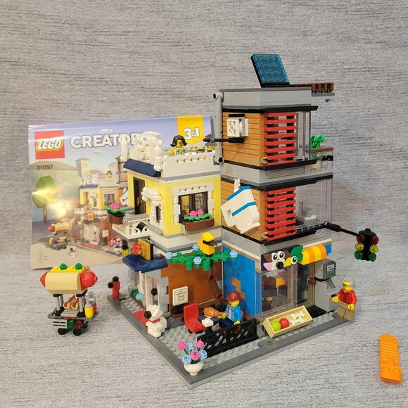 Lego Creator 3 in 1 Townhouse Pet Shop & Café 31097 - Picture 2 of 8